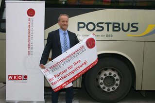 Josef Schnetzinger vor einem Postbus